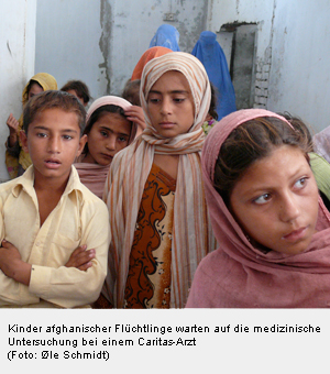 Afghanische Flüchtlingskinder bei einem Arzt der Caritas