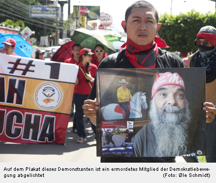 Auf dem Plakat dieses Demonstranten ist ein ermordetes Mitglied der Demokratiebewegung abgelichtet