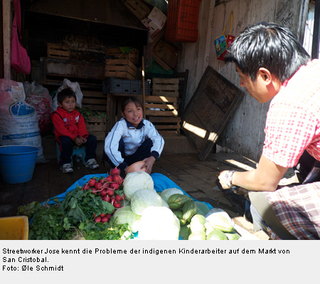 Streetworker Jose kennt die Probleme der indigenen Kinderarbeiter auf dem Markt von San Cristobal