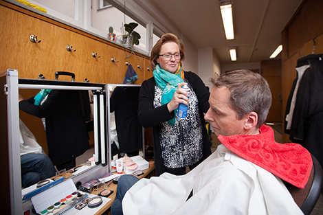 Anna-Maria Meinerz zeigt ihr Können als Maskenbildnerin, die Schauspieler mussten für die Geschichte um 20 Jahre altern. Foto: Maik Grabosch